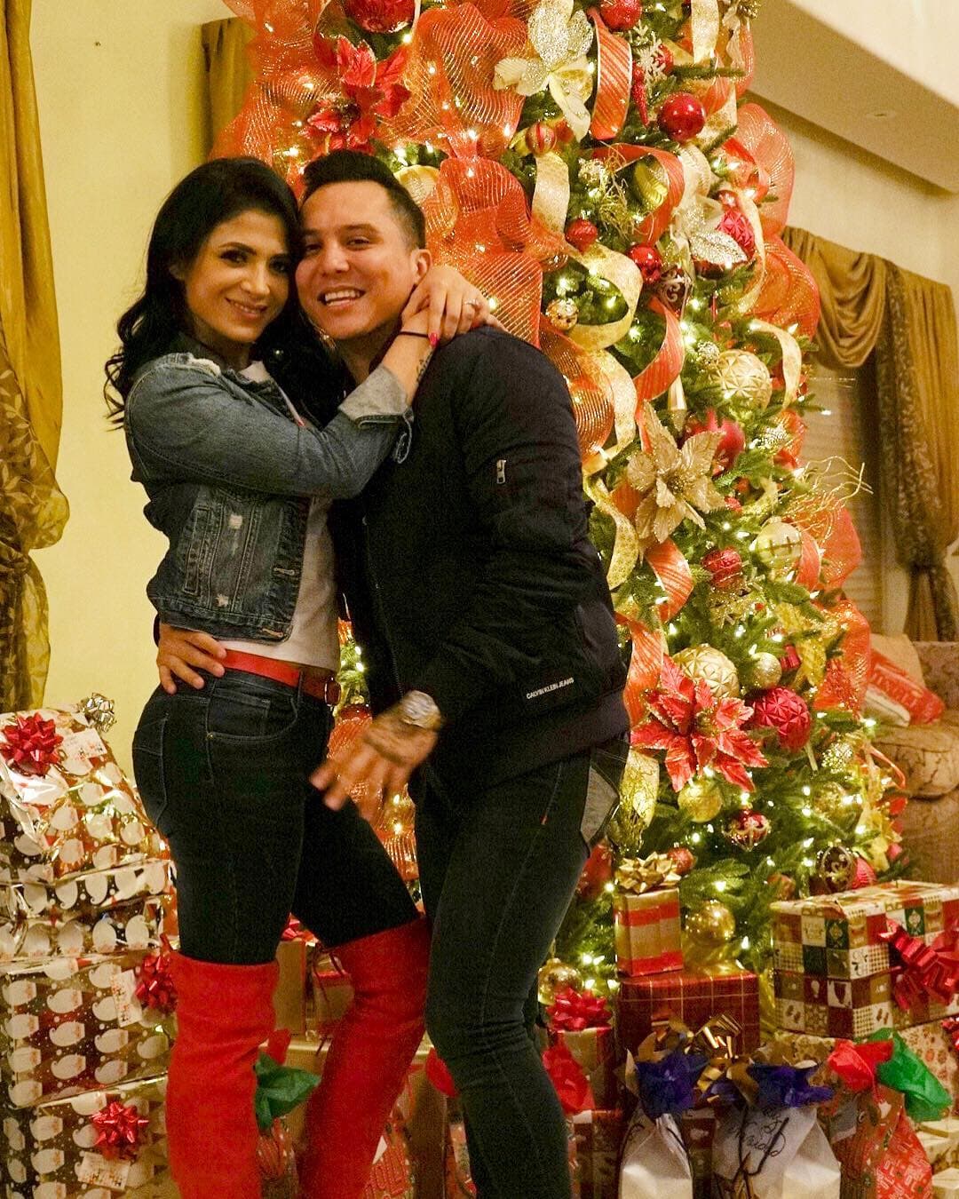 <b>Edwin Luna</b> anunció que en julio contraerá matrimonio con
<b>Kimberly Flores</b>.