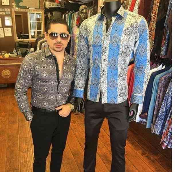 Es sabido por todos que Larry no se pudo resisitir recien fue detenido Joaquín, 'El Chapo' Guzmán, quien usaba una camisa como esta, y el cantante corrió a buscarla hasta donde estuviera.