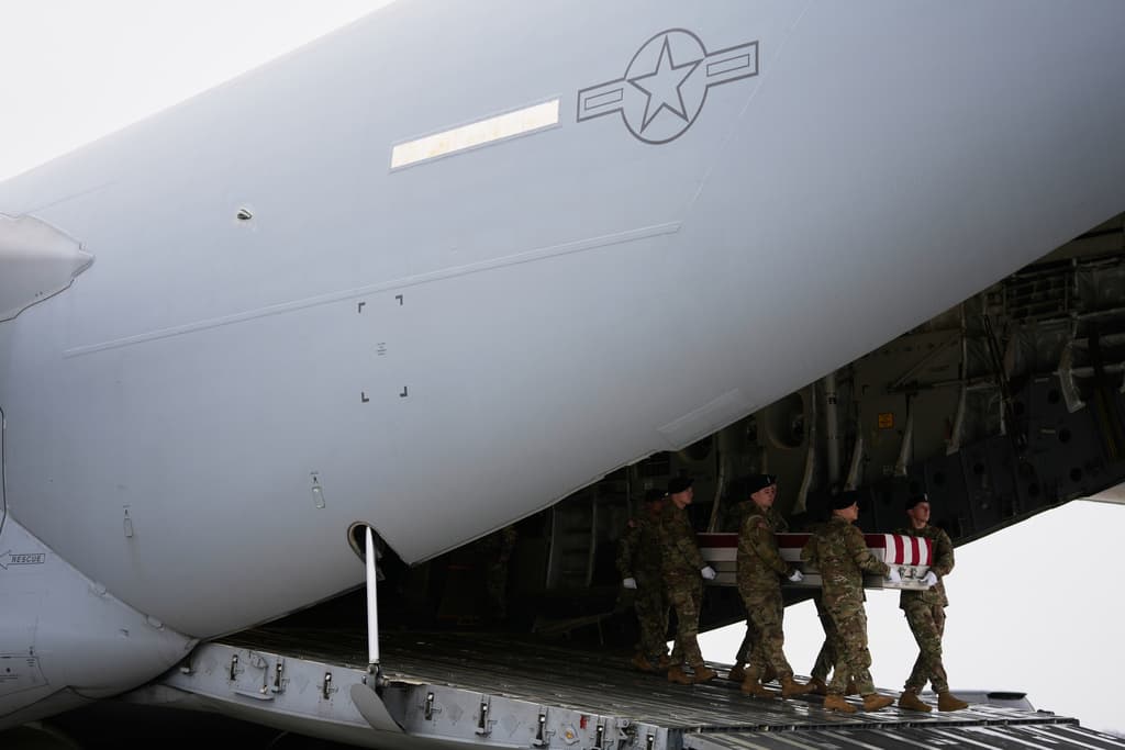 Un equipo del Ejército traslada un ataúd cubierto con la bandera que contiene los restos de la sargento de primera clase Nicole Amor, de White Bear Lake, Minnesota, soldado de la Reserva del Ejército de EE. UU., quien murió en un ataque con drones contra un centro de mando en Kuwait después de que Estados Unidos e Israel lanzaran su campaña militar contra Irán. La imagen muestra el regreso de las víctimas el sábado 7 de marzo de 2026 en la Base de la Fuerza Aérea Dover, Delaware. (Foto AP/Mark Schiefelbein)
