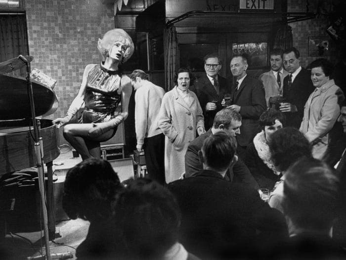 "A Drag Queen in 1966", por Ullstein Bild.
<br>
<br>En los últimos años, el Drag ha tomado fuerza en la cultura pop, sin embargo esta fotografía nos recuerda que ha estado presente por generaciones.
<br>
<br> Momentos sobresalientes, imágenes únicas y emocionales, desde el comienzo de la fotografía hasta los tiempos modernos, han caracterizado el trabajo del fotógrafo alemán Ullstein Bild.
<br>