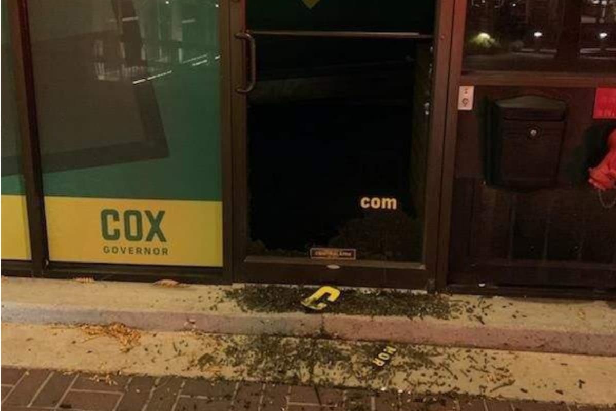 La persona que vandalizo el inmueble rompió todos los vidrios de las ventanas y puertas, no saben si tenía la intención de introducirse en el lugar, informó la policía