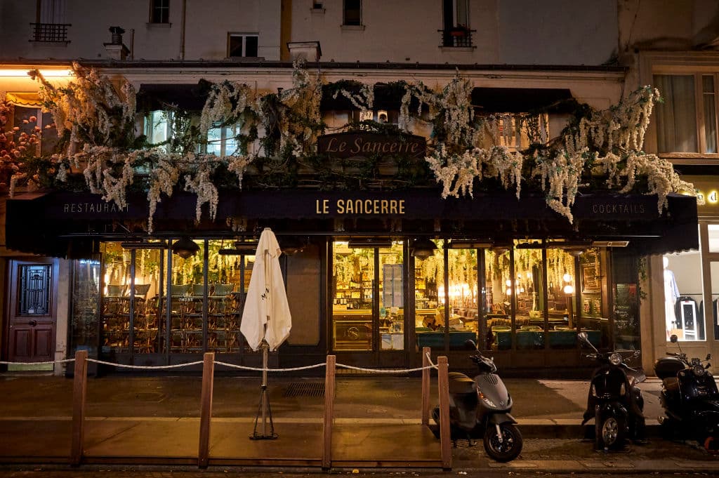 El toque de queda nocturno, anunciado por el presidente Macron rige entre las 9 pm y las 6 de la mañana en un intento por frenar la segunda ola de Covid-19 en Francia.