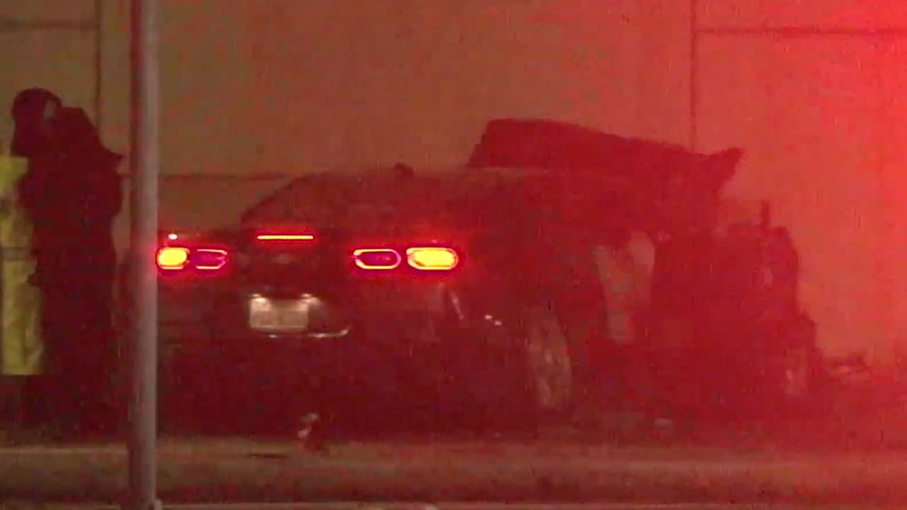 El joven, de 17 años, perdió control del Camaro en la intersección de Champion Forest y golpeó un señalamiento de tránsito antes de estrellarse contra una pared de concreto.