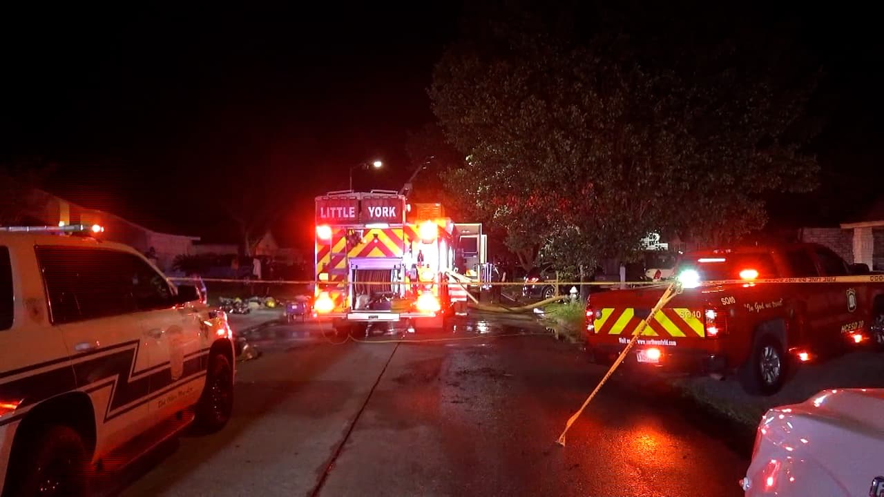 Mueren dos personas tras quedar atrapadas en el incendio de una casa en el condado Harris