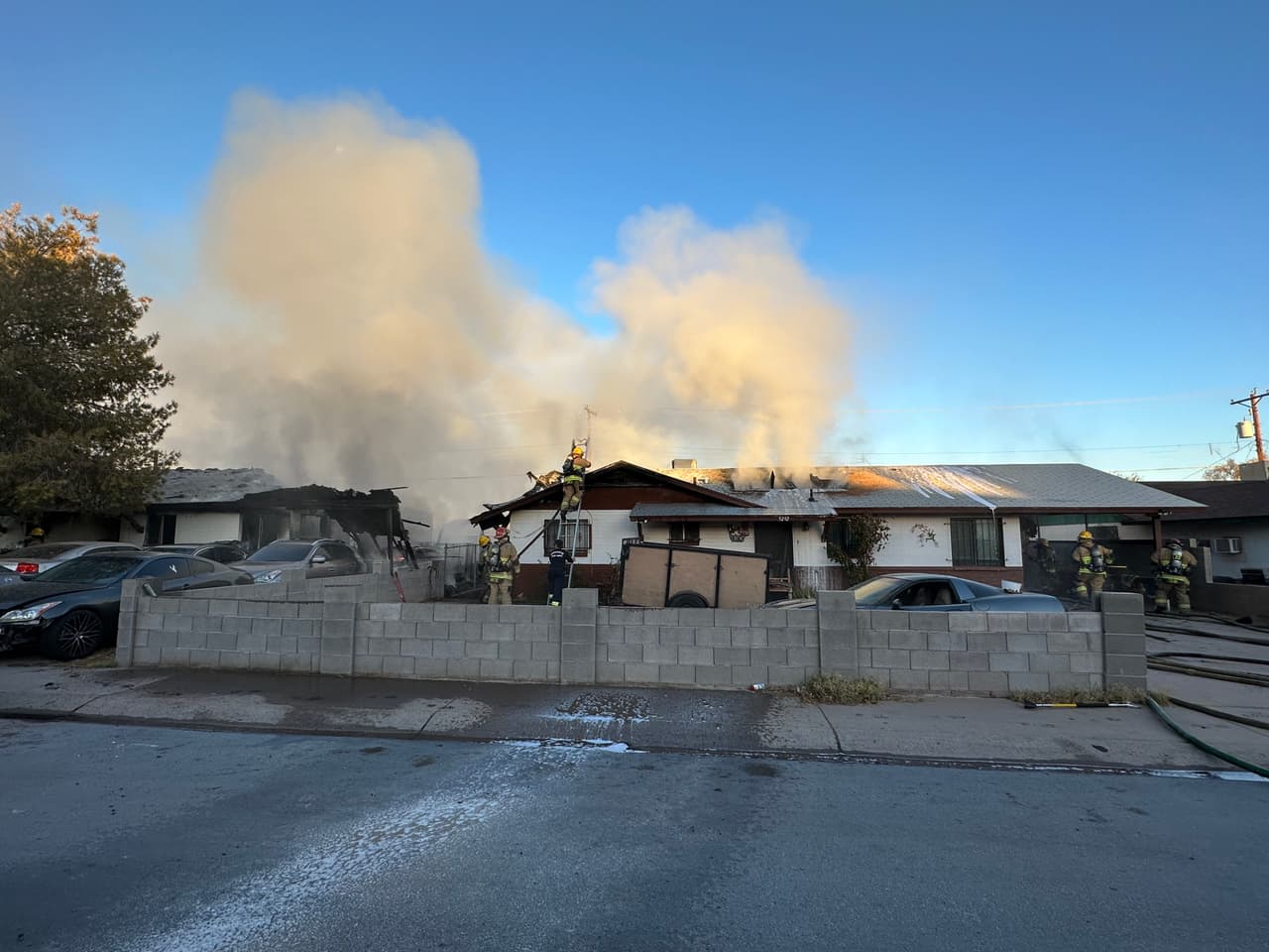 Seis personas fueron desplazadas y un perro fue rescatado después de un incendio doble registrado al sur de Phoenix la mañana de este viernes 4 de agosto.