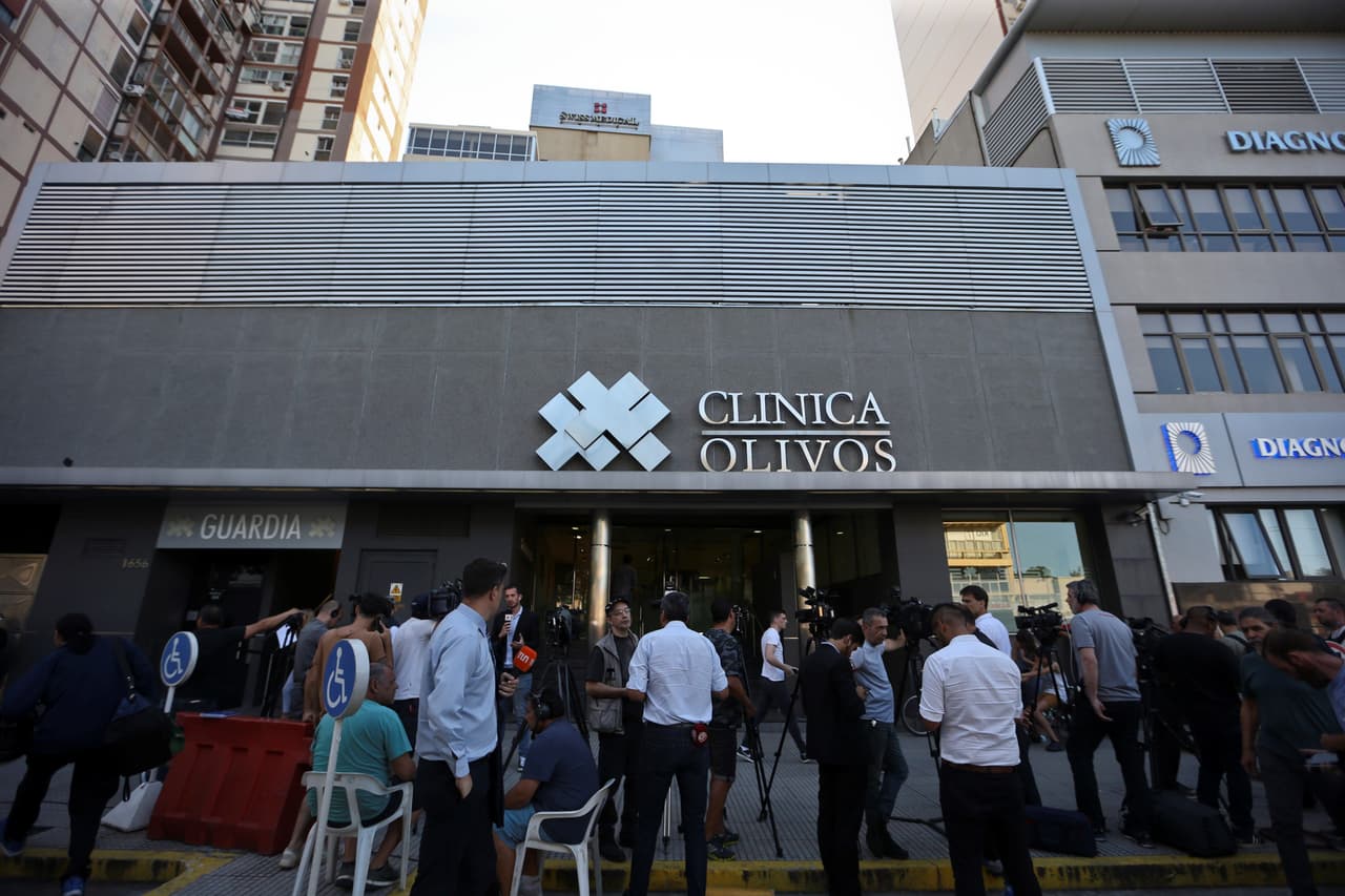 AME3792. BUENOS AIRES (ARGENTINA), 04/01/2019.- Medios de comunicación esperan novedades sobre la salud del exfutbolista y actual director técnico de Dorados de México, Diego Maradona, hoy frete a la Clínica Olivos, en Buenos Aires (Argentina). Maradona fue internado este viernes por un sangrado estomacal en una clínica de Olivos, localidad de la provincia de Buenos Aires, cuando se sometía a exámenes médicos de rutina, según informó la prensa local. EFE/Juan Ignacio Roncoroni