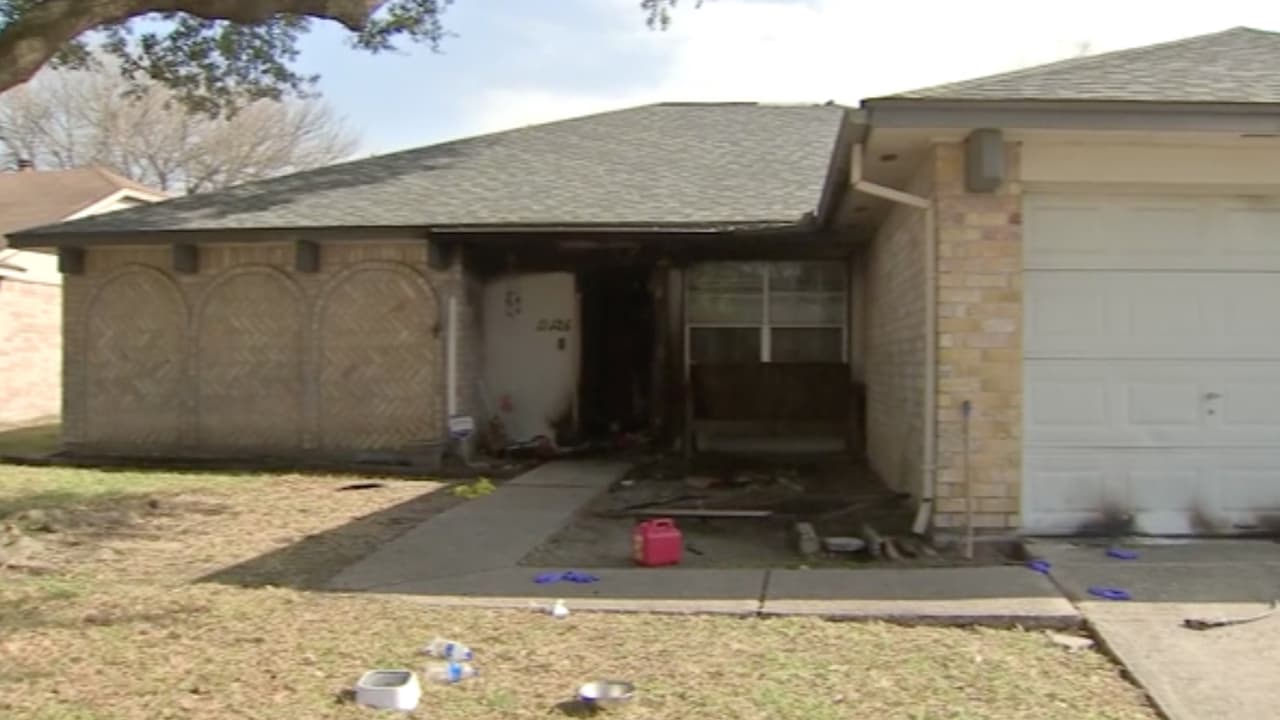 El hombre esperó en su automóvil a que su esposa, de quien está separado, saliera de la casa en llamas y la arrolló, señala el comunicado de las autoridades.