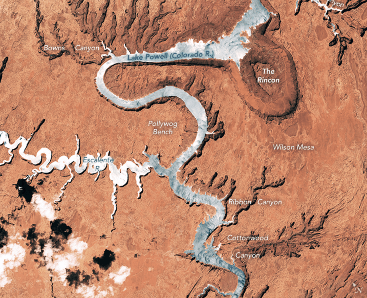 <b>Curioso conjunto de características maravillosas.</b> En 2016, un astronauta en la Estación Espacial Internacional tomó varias fotografías que se combinaron para hacer un mosaico del Río Colorado. El agua tiene un tono azul poco natural debido a la luz solar, un fenómeno óptico que ocurre cuando la luz del sol se refleja en la superficie del agua en el mismo ángulo que la cámara lo ve.
<br>
<br>