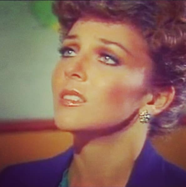 El tema de la telenovela era interpretado por Verónica Castro. 'Aprendí a llorar' fue todo un éxito en la radio en México y en los países a los que llegó el melodrama.