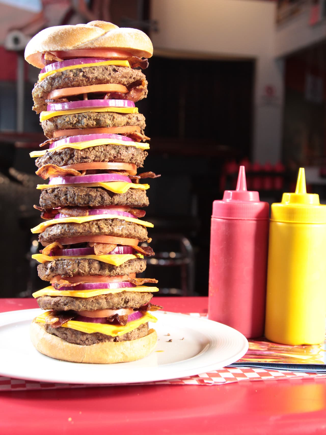 <b>Heart Attack Grill</b>
<br>Este restaurante en Las Vegas ofrece hamburguesas con una sobre carga de calorías (preparadas con dos, cuatro y hasta ocho piezas de carne como la de foto).
<b><a href="http://ireport.cnn.com/docs/DOC-1145121">Ha causado polémica</a></b> por su menú y por uniformar a sus meseras con uniformes de enfermeras.