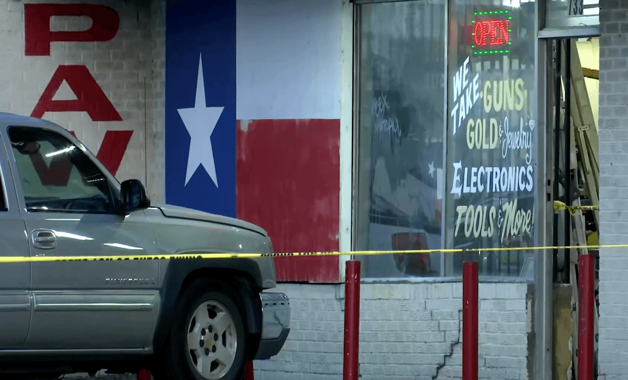 Un presunto ladrón fue hallado muerto por disparos del empleado de una tienda de empeño