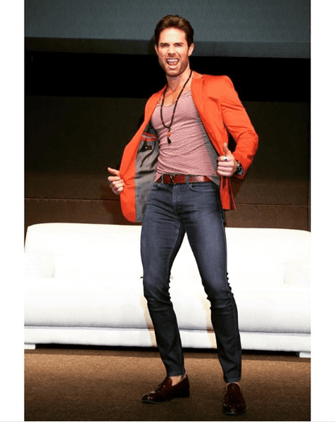 11 - “No esperes que la vida te sorprenda, mejor sorpréndela tu a ella.
<b>¡Ríe, canta, baila, diviértete sin pedirle permiso!</b> A vivir se ha dicho”.