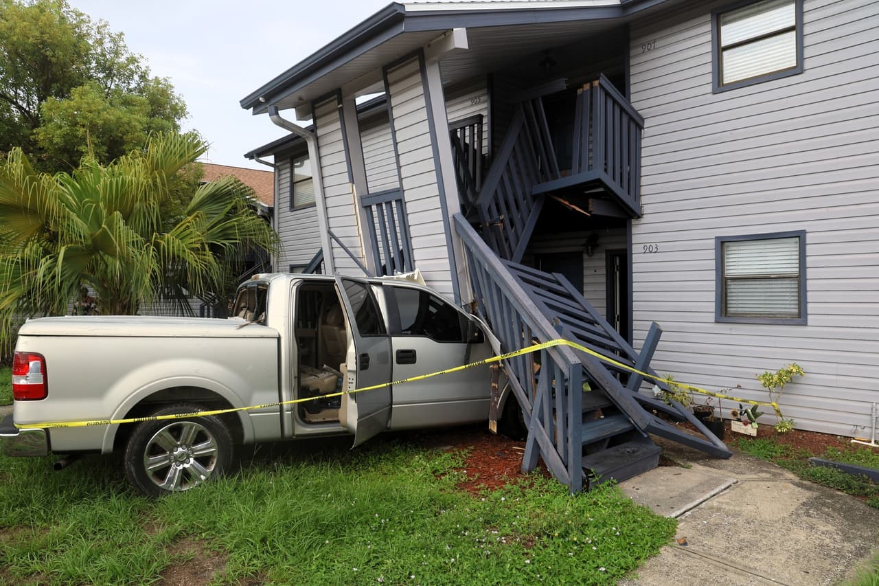 Dos niños son hospitalizados tras choque de camioneta contra apartamentos en Tampa