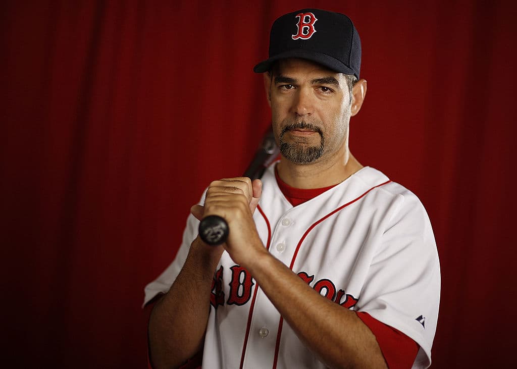 <b>Mike Lowell</b>. Mike Lowell es recordado por sus años estelares con los Boston Red Sox a principios y mediados de los 2000, pero muchos olvidan su mayor victoria. Antes de la temporada de 1999, a Lowell se le diagnosticó cáncer de testículo. Se perdió los primeros dos meses de la temporada recuperándose de su tratamiento, pero logró jugar 97 partidos ese año. Luego se convirtió en uno de los tercera base más consistentes y confiables de su era, y pudo agregar dos anillos de la Serie Mundial a su anillo con los Marlins durante su estadía con el equipo de Boston.