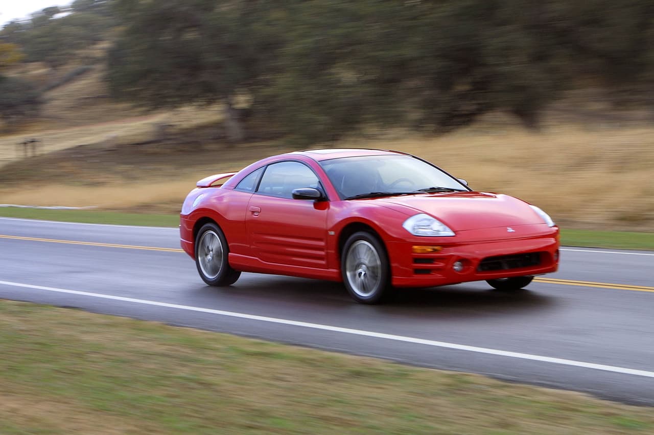 La
<b>tercera generación del Mitsubishi Eclipse llegó con el nuevo siglo</b>. El Mitsubishi Eclipse 2000 era más grande y por lo tanto ofreció por primera vez un motor V6. Otra novedad de la nueva generación es que su transmisión automática ofrecía la posibilidad de hacer cambios manuales de velocidad.
<br>
<br>A este punto el Mitsubishi Eclipse era el único superviviente de los trillizos Diamond Star. De hecho Diamond Star Motors fue había sido renombrada como
<b>Mitsubishi Motor Manufacturing of America, Inc. </b>en 1995.