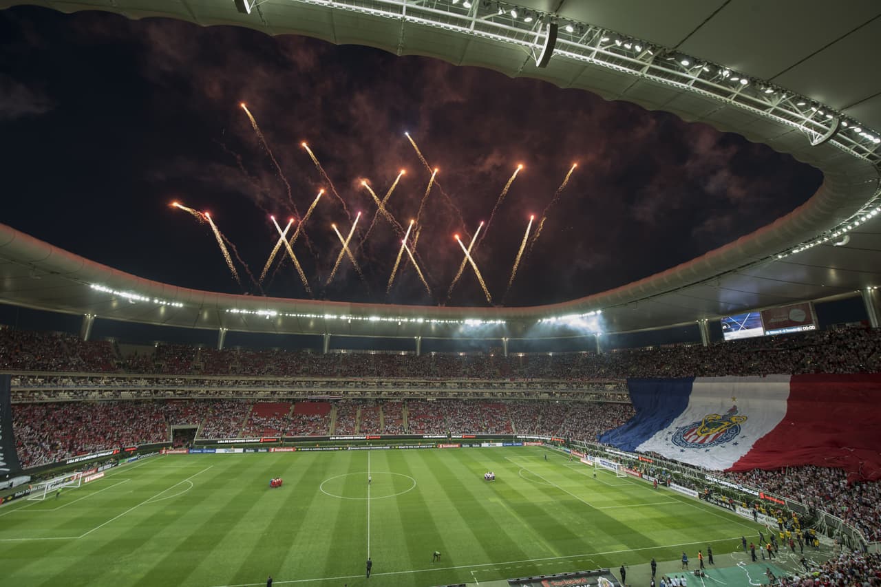 Así como con los fuegos pirotécnicos con los que la noche tapatía se engalanó para este crucial partido.