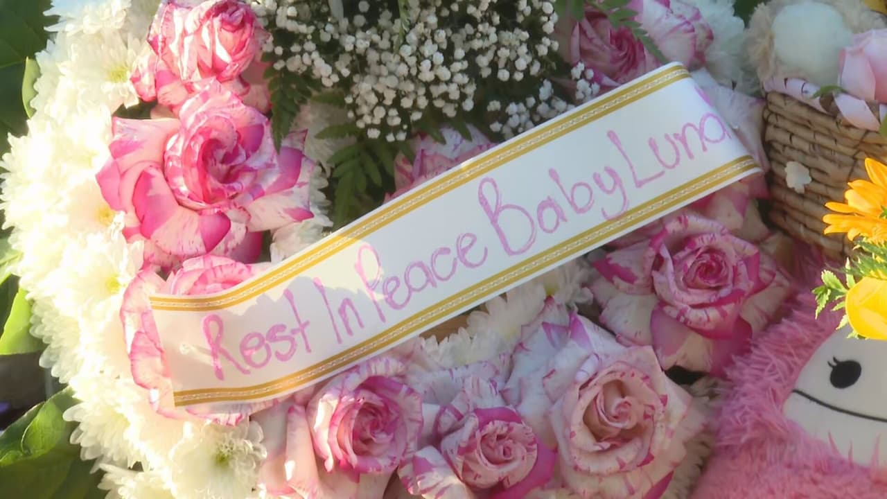 La comunidad convirtió el lugar donde fue encontrada Luna en un memorial, con velas, flores y globos para recordar a la bebé.