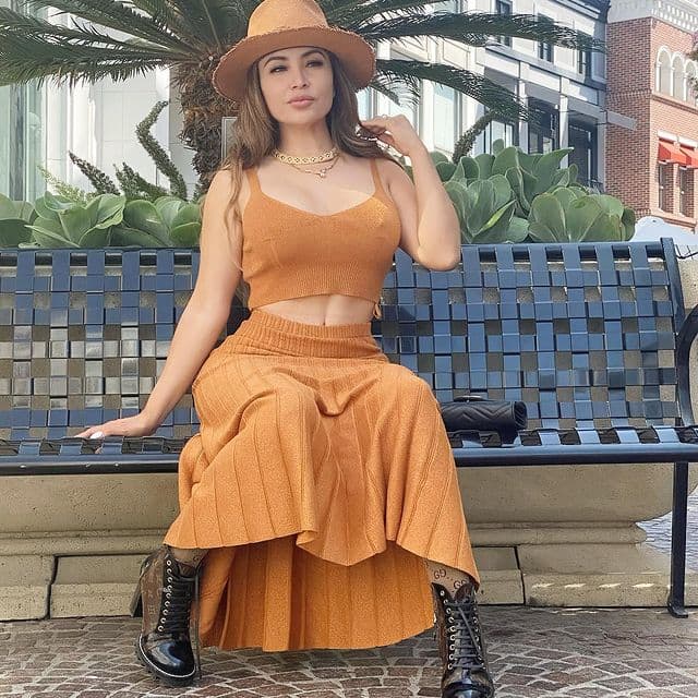 Siempre atenta a sus seguidores y haciéndoles compañía a la distancia por medio de las redes sociales, siempre se asegura de les agradecerles por siempre estar pendientes de sus logros.