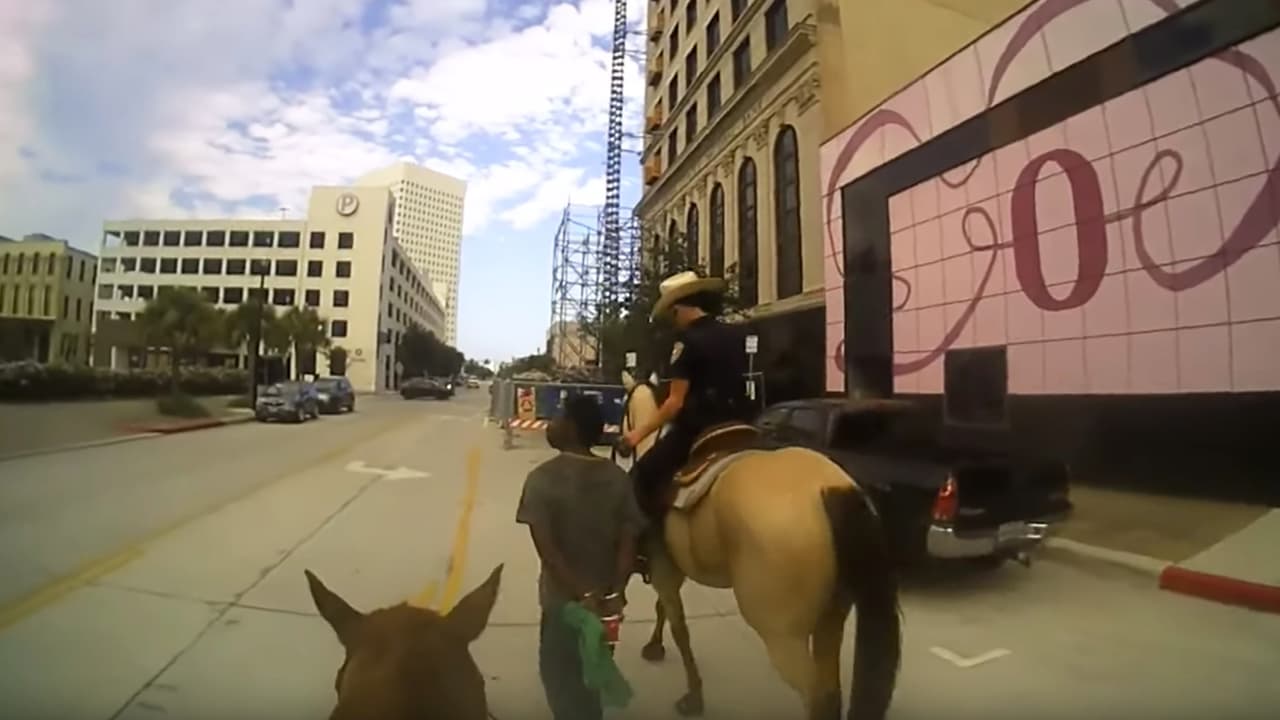 Autoridades en Texas analizan si sancionan o no a los oficiales que ataron de su caballo a un sospechoso