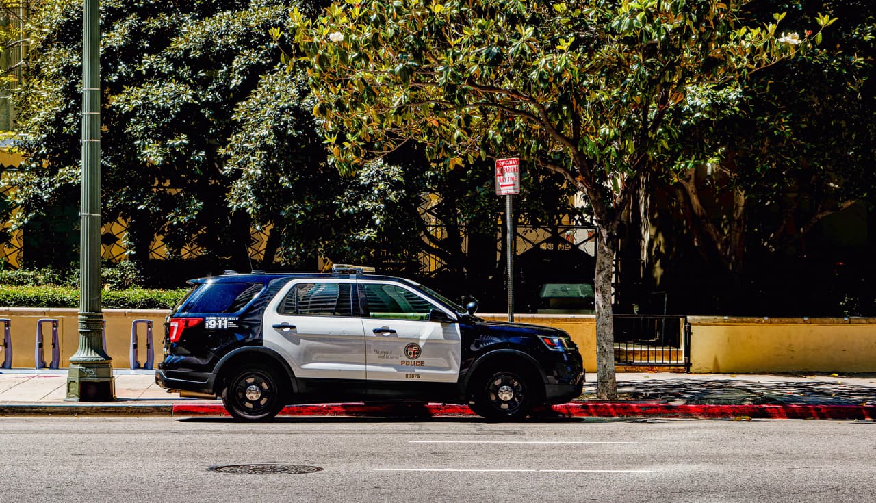 Mujer muere tras caer de edificio de lujo en el centro de Los Ángeles