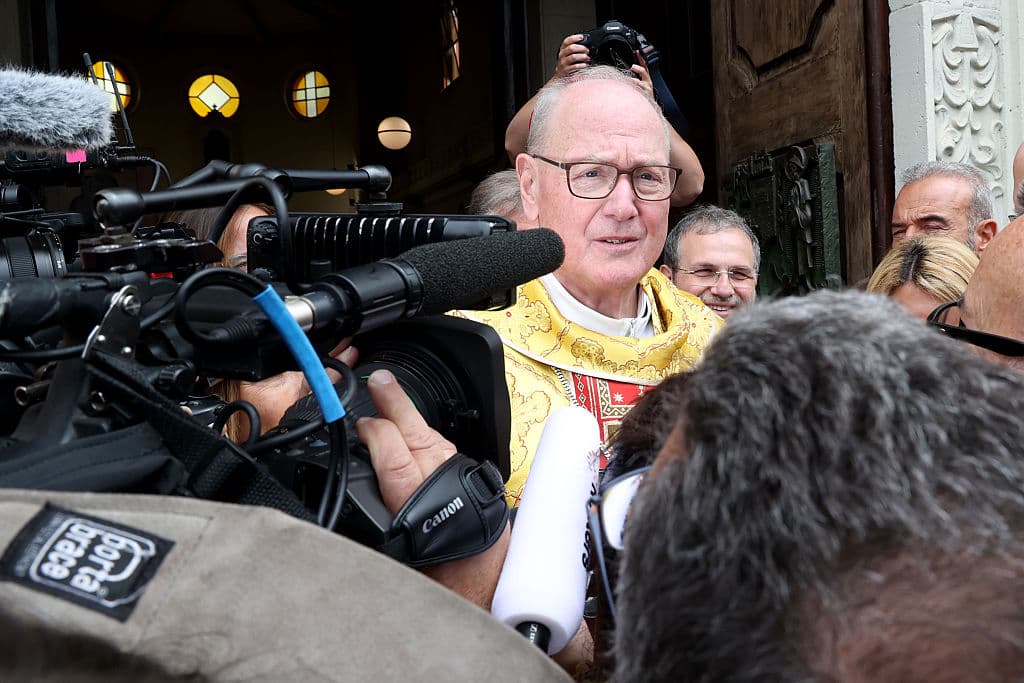 ¿Una broma? ¿Algo chistoso? Al cardenal de Nueva York, Timothy Dolan,
<b>no le provocó gracia la imagen de <a href="https://www.univision.com/noticias/politica/trump-dice-que-no-esta-buscando-tercer-mandato-casa-blanca-entrevista-nbc" target="_blank">Donald Trump</a> vestido de papa católico</b>. Así lo hizo constar este domingo, a las puertas de
<b>la iglesia de Nuestra Señora de Guadalupe</b>, en Roma, donde periodistas quisieron conocer su reacción.