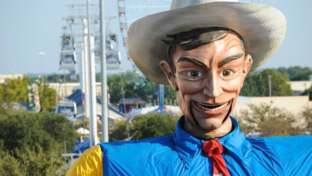 <h3 class="cms-H3-H3">El día que Big Tex terminó en llamas </h3>Durante décadas, Big Tex se convirtió en
<b>uno de los puntos más reconocibles de la feria.</b>
<br>Hasta que
<b>el 19 de octubre de 2012 algo salió mal.</b>
<br>
<b>Un cortocircuito eléctrico provocó un incendio</b> en la base de la estructura.
<br>Dallas Fire-Rescue respondió, pero
<b> el fuego destruyó al Big Tex</b> que durante años había saludado a los visitantes de Fair Park.
<br>La historia, sin embargo,
<b>no terminó allí.</b>
<br>
<b>La Feria Estatal construyó una nueva versión</b> que debutó en septiembre de 2013.
<br>El nuevo Big Tex creció un poco más:
<b>pasó a medir 55 pies, aproximadamente 16.8 metros.</b>