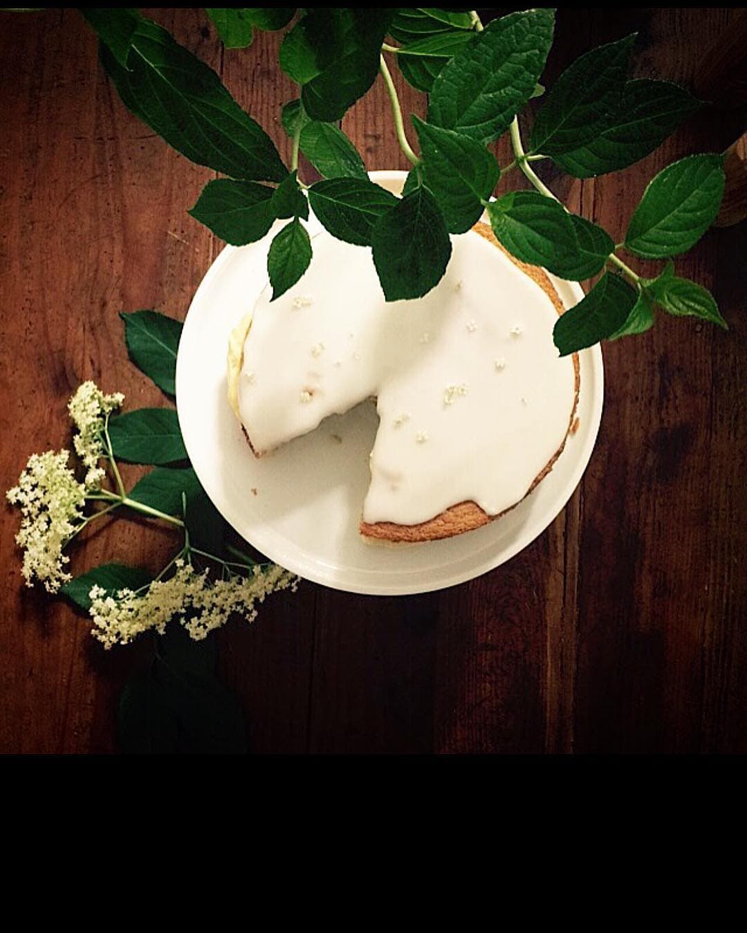 Aunque
<a href="https://www.univision.com/entretenimiento/el-principe-harry-y-meghan-markle-tendran-en-su-boda-un-pastel-con-un-sabor-poco-tradicional"> <b>The Telegraph</b></a> había informado en diciembre que el pastel sería de banana, la pareja optó por una tarta orgánica de limón y flor de saúco que será cubierta con crema batida y flores frescas.