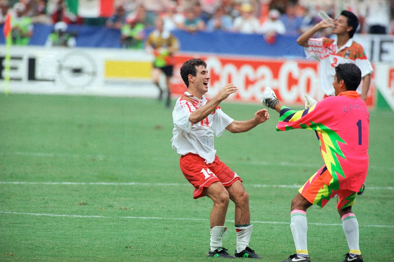 El empate ante Italia, combinado con la igualada 0-0 entre Irlanda y Noruega, México clasificó como líder del Grupo E a Octavos de Final, con los cuatro equipos empatados en puntos y diferencia de goles, pero el Tri con más goles anotados.