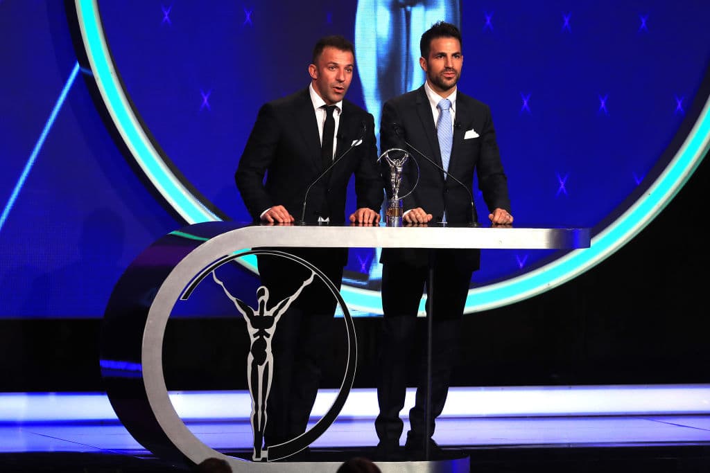 El exfutbolista y símbolo de la Selección de Italia Alessandro Del Piero y el nuevo refuero de la AS Mónaco Cesc F`abregas entregaron el premio a la trayectoria deportiva a Wenger.