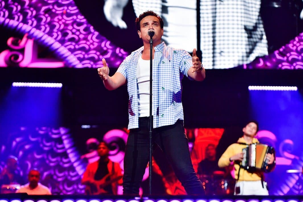 Su show estuvo increíble. A pesar de que había terminado de cantar sus éxitos como 'Cásate Conmigo', y compartir tarima con su hijo, y el tiempo finalizado, el público le pidió otra canción a lo que el colombiano no dudó en complacerlos. Así concluyó una exitosa versión de Uforia Amor A La Música.