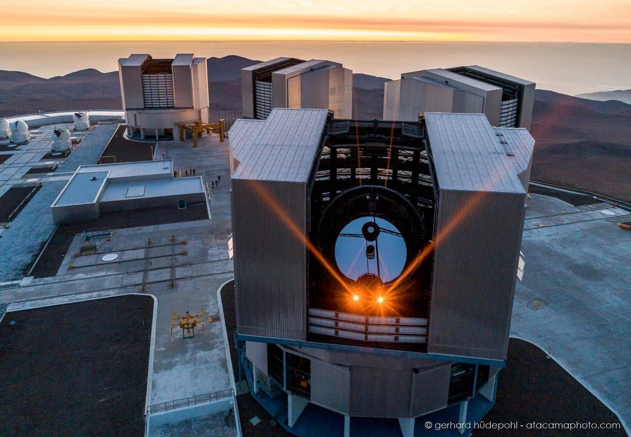 Los telescopios terrestres tuvieron un papel clave para estudiar las consecuencias del impacto. Debido a la ubicación del sitio del choque y a la distancia entre la Tierra y la Luna, observar directamente el momento de la colisión era extremadamente difícil. En lugar de una imagen del impacto, los astrónomos analizaron la luz y los elementos químicos liberados después del evento. Este tipo de observaciones permite estudiar fenómenos espaciales incluso cuando no existe una captura visual directa.
<br>