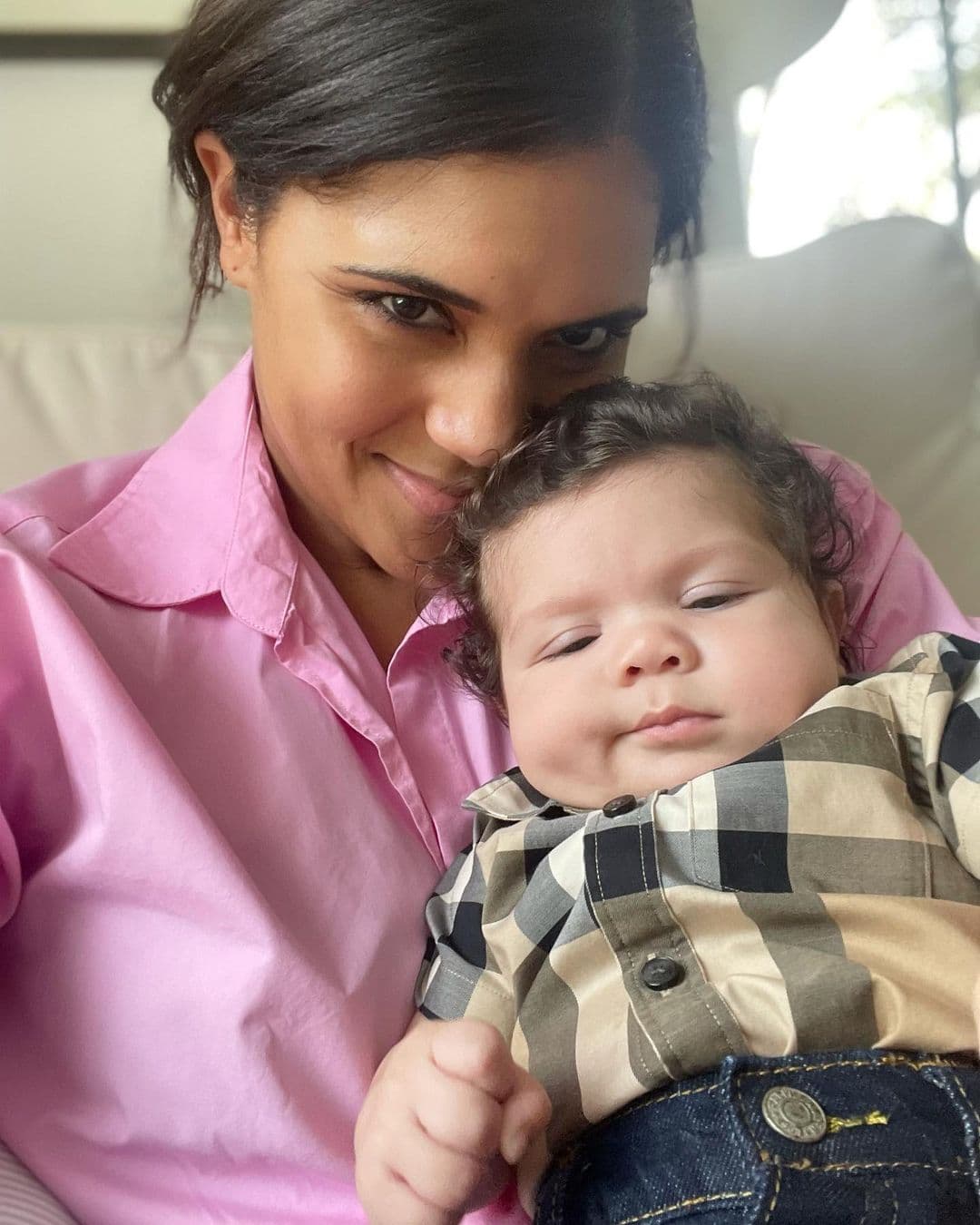 Incluso en casita, Francisca no duda de vestirlo en prendas muy básicas como las camisas.