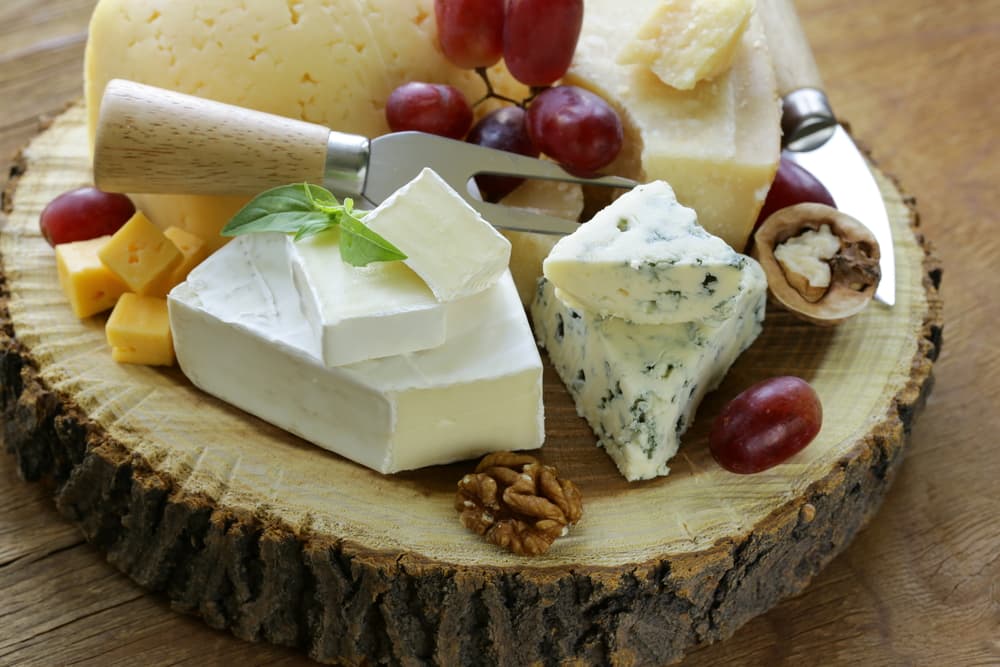 Sigue estos tips para que tu tabla de quesos parezca muy sofisticada y todos se llevan un gran sabor de boca.