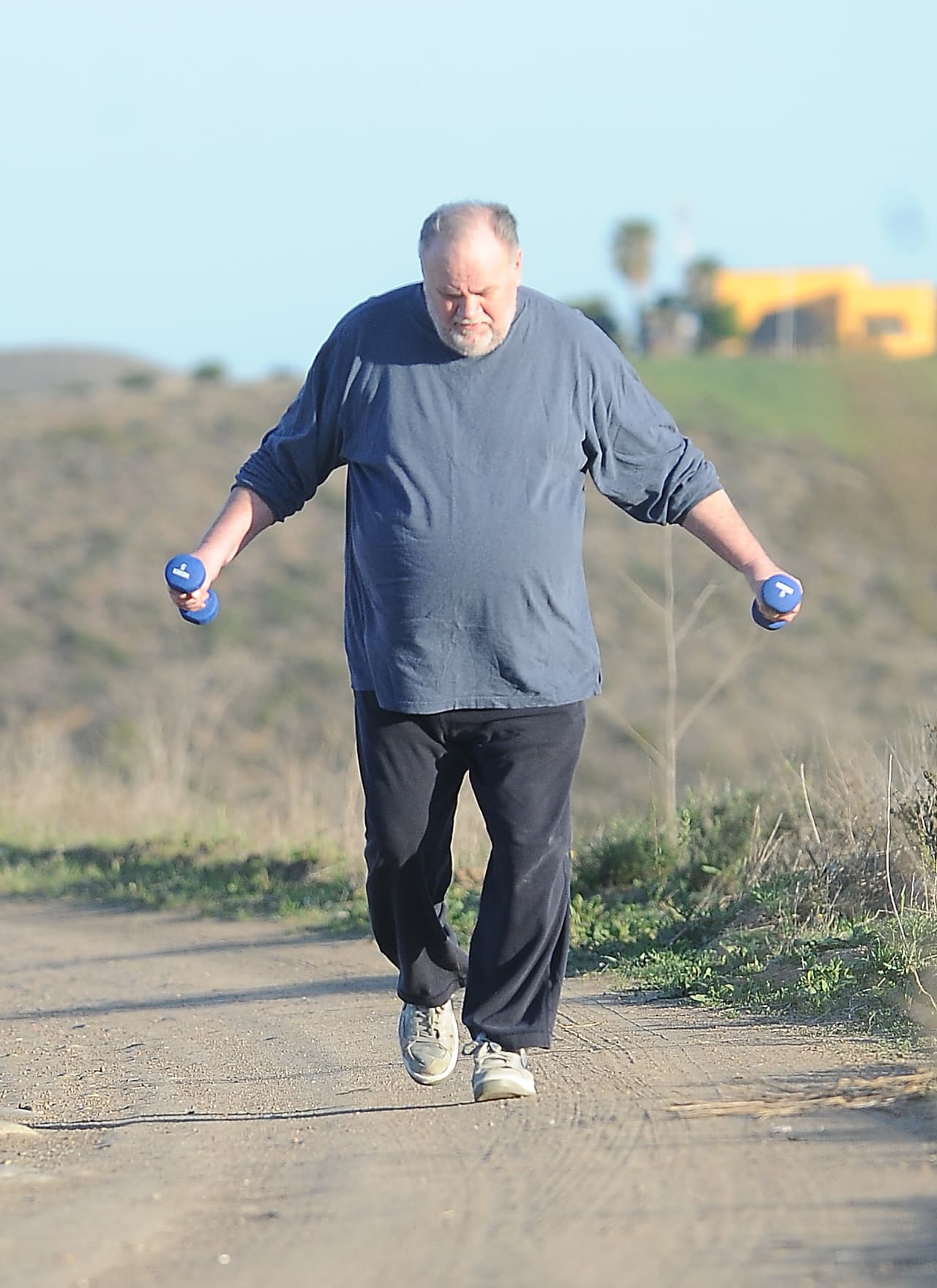 Poco se sabe de Thomas Markle (en la foto), quien vive en Baja California, México. Aunque no se le vio pisar Londres para el anuncio del compromiso de su hija menor, el portal
<b><a href="https://pagesix.com/2018/03/25/meghan-markles-dad-overjoyed-at-wedding-invite/">Page Six</a> </b>informó que viajará a Gran Bretaña para estar en la boda que se celebrará el 19 de mayo en la capilla San Jorge del castillo de Windsor.