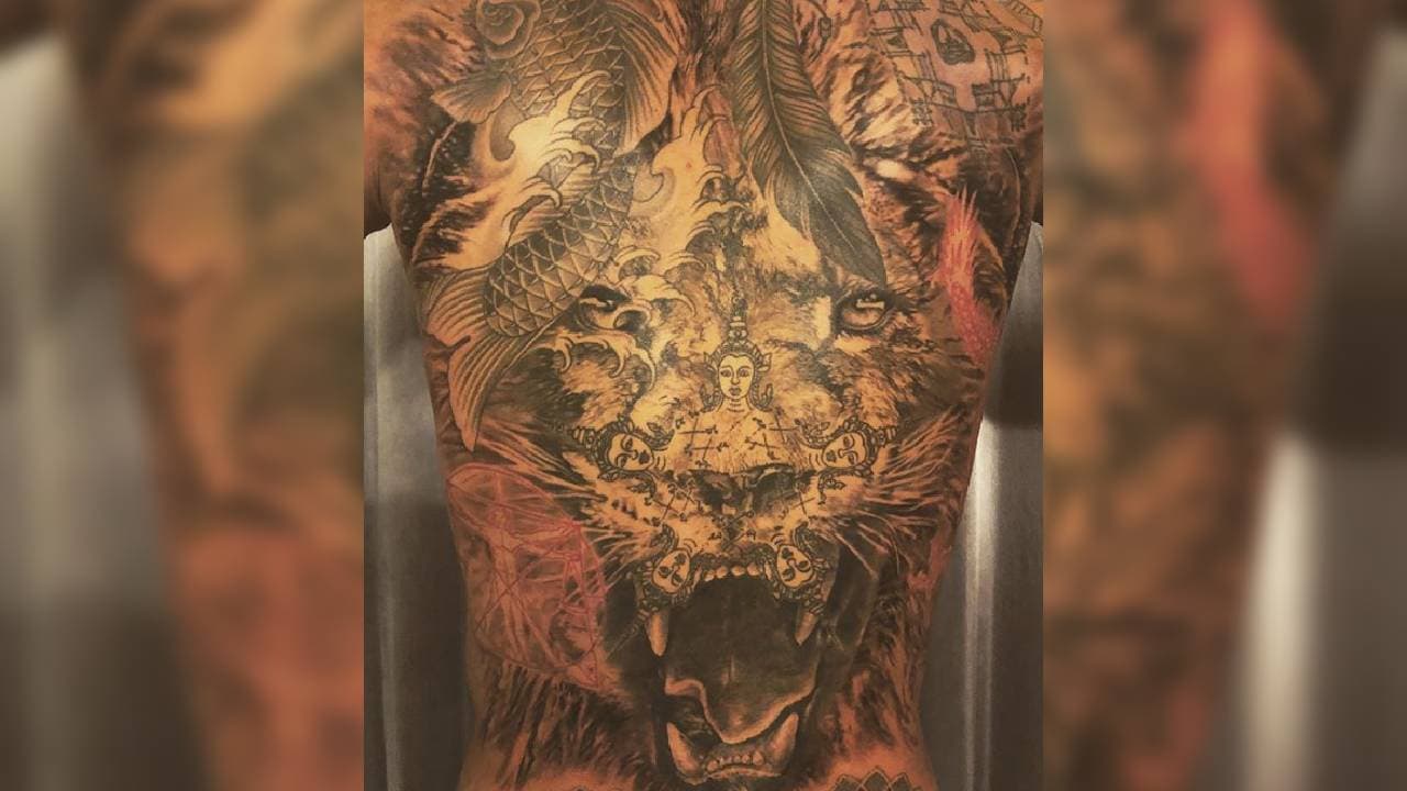 El sueco no retiró ningún tatuaje. Añadió los necesarios para formar al gran felino.