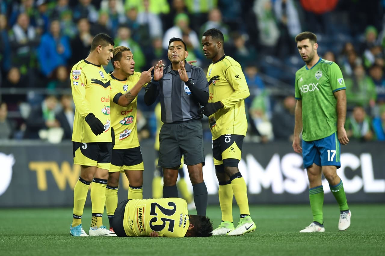 Por momentos, el partido se puso rudo y el árbitro guatemalteco Wálter López.