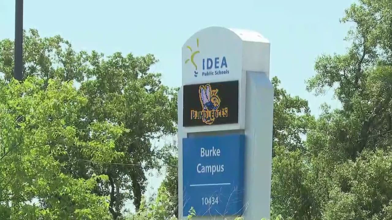 Estudiante encaja un lápiz en una pierna a otro al sostener una pelea en escuela IDEA