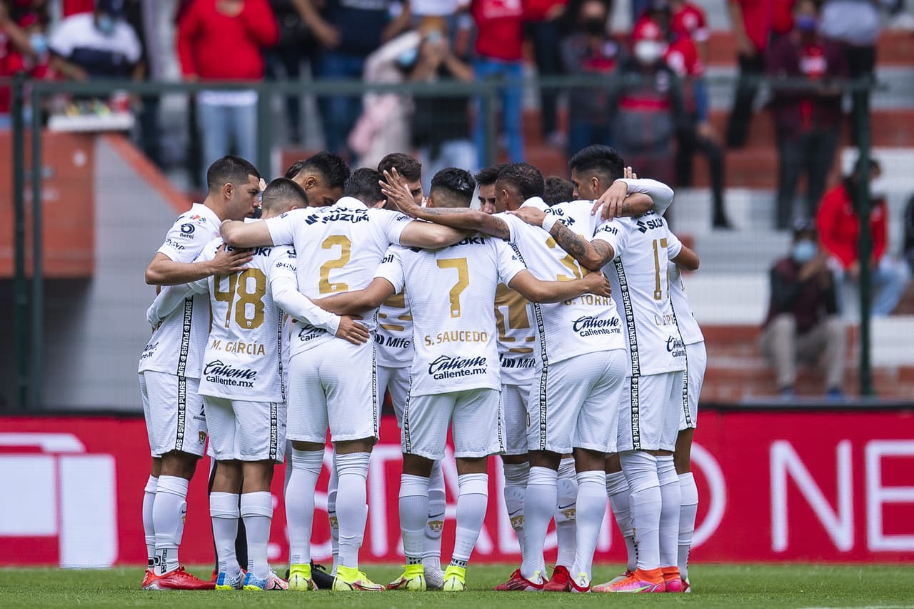 Toluca se impone en su casa 2-1 ante los Pumas de la UNAM, durante las séptima fecha del torneo de Apertura 2021 de la Liga MX. Juan Ignacio Dinneno abrió el marcador al minuto 8' tras cobrar un penal, sin embargo, los 'Diablos Rojos' remontaron con anotaciones de Rubens Sambueza (19') y Alexis Canelo (70').