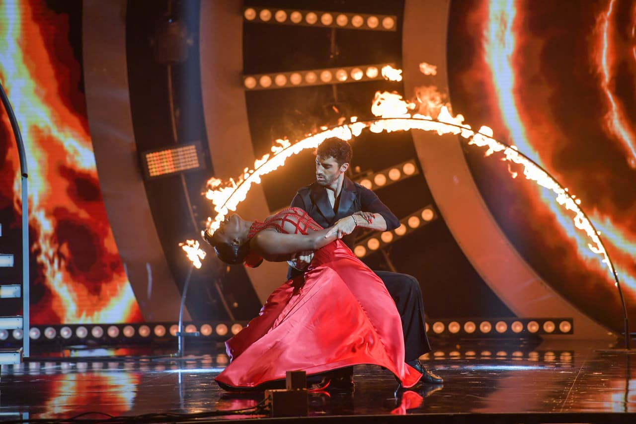 Cuarta gala: Este domingo
<a href="https://www.univision.com/shows/mira-quien-baila/puro-fuego-amara-la-negra-y-toni-costa-dejaron-boquiabiertos-a-los-jueces-con-este-flamenco-video" target="_blank">Amara se plantó en la pista para presentar la coreografía del tema 'La llorona'</a>, de la película 'Coco'.