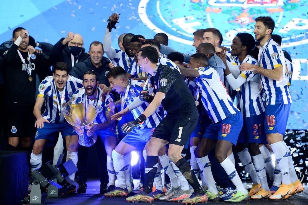 ¡Así festejó el Porto de Tecatito el triplete de Portugal! | Las espectaculares postales de la celebración de la vigesimosegunda Supercopa de los Dragones.