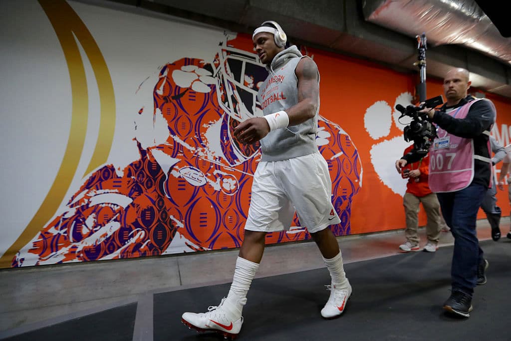 Esa misma mujer asegura que el deportista, cuyo nombre completo es Derrick Deshaun Watson,
<b>llegó al punto de masturbarse frente a ella.</b>
<br>