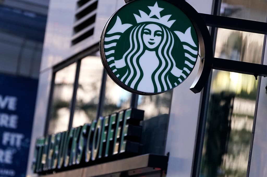 Starbucks siente presión de la competencia por los consumidores de café en EEUU