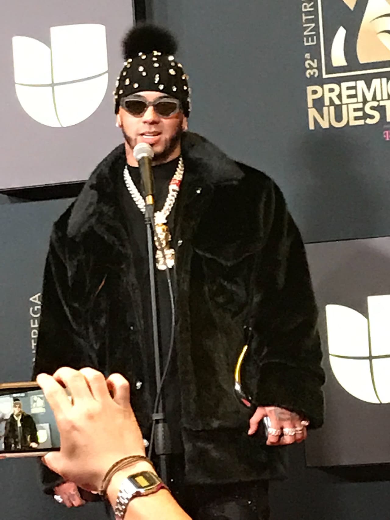 Uno de los
<b><a href="https://www.univision.com/shows/premio-lo-nuestro/a-unos-los-conoces-y-a-otros-te-los-presentamos-estos-son-los-ganadores-de-premio-lo-nuestro-2020-fotos">ganadores de la noche</a></b>, Anuel AA, comentó que está preparando un documental. Sobre su próxima boda con su prometida, la cantante
<b>Karol G</b>, dijo que será pequeña, algo "familiar".