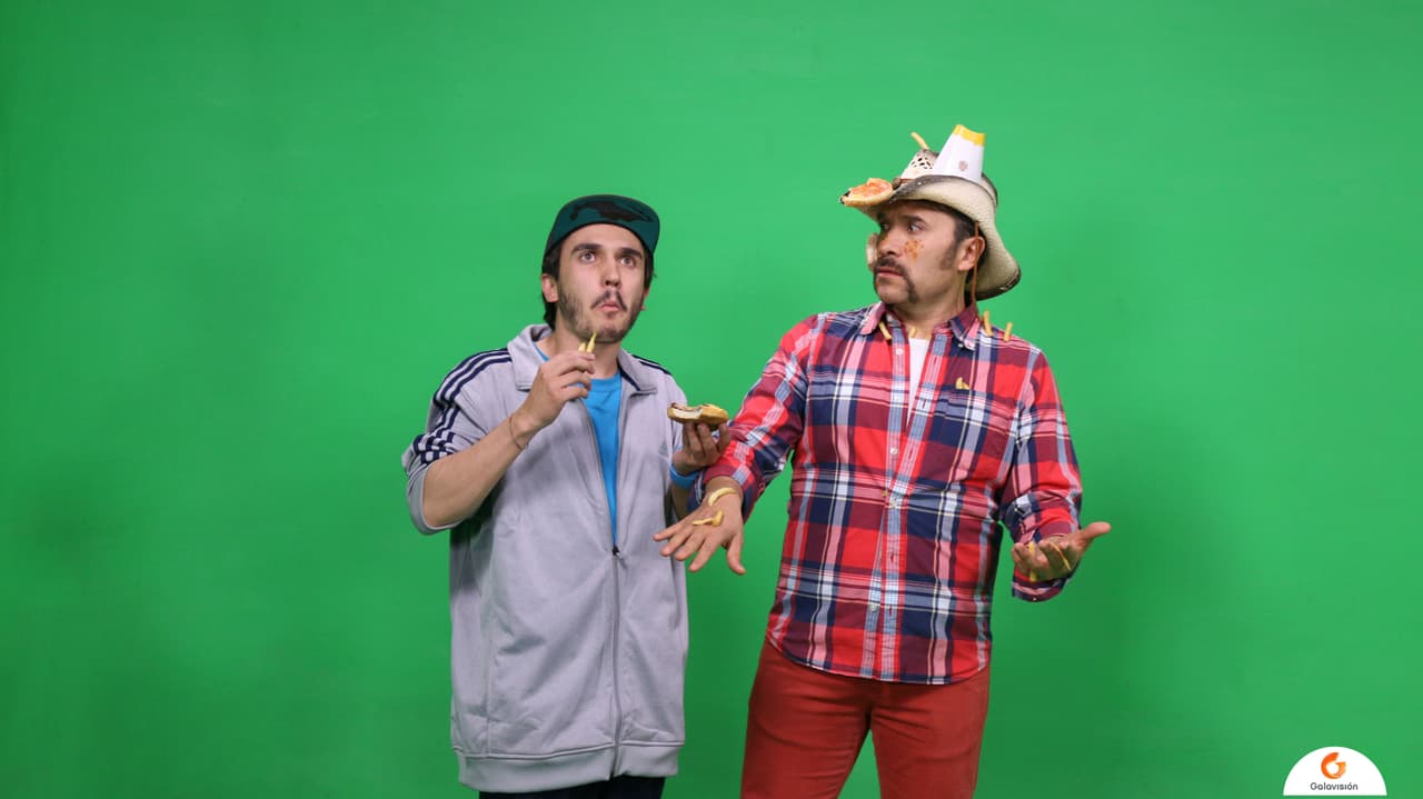 Por burlarse de Luis Manuel, José Miguel tuvo que darle una probadita a la comida.