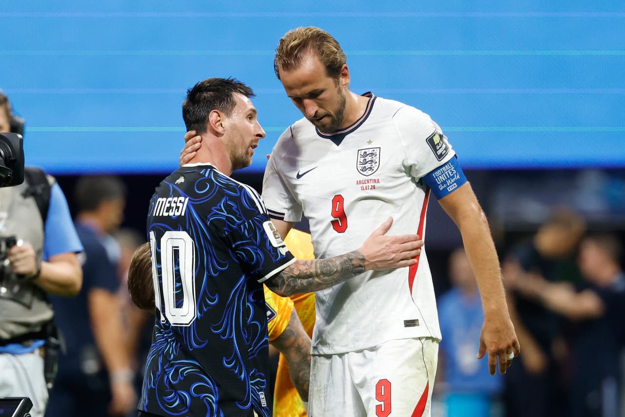 Messi y Kane se despiden al final del partido.