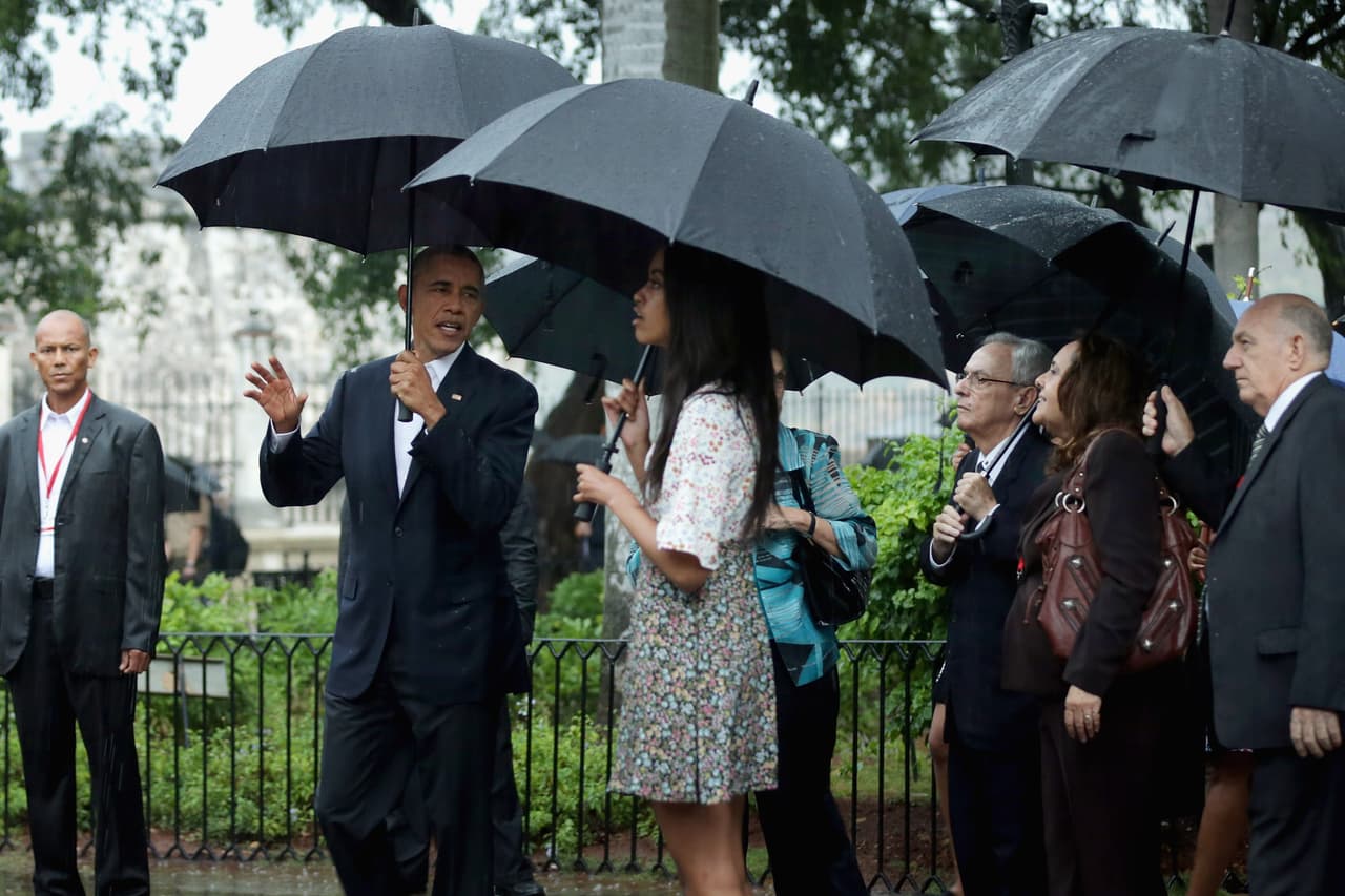 Obama y miembros de su familia se detienen a observar una estatua de Carlos Manuel Céspedes, en La Habana.
