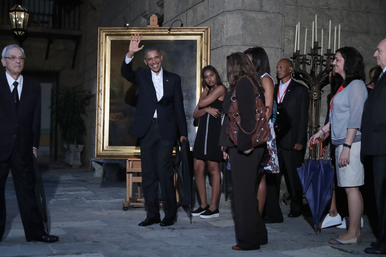 Barack Obama y su familia se detienen a observar una pintura de Abraham Lincoln en el museo de La Habana.