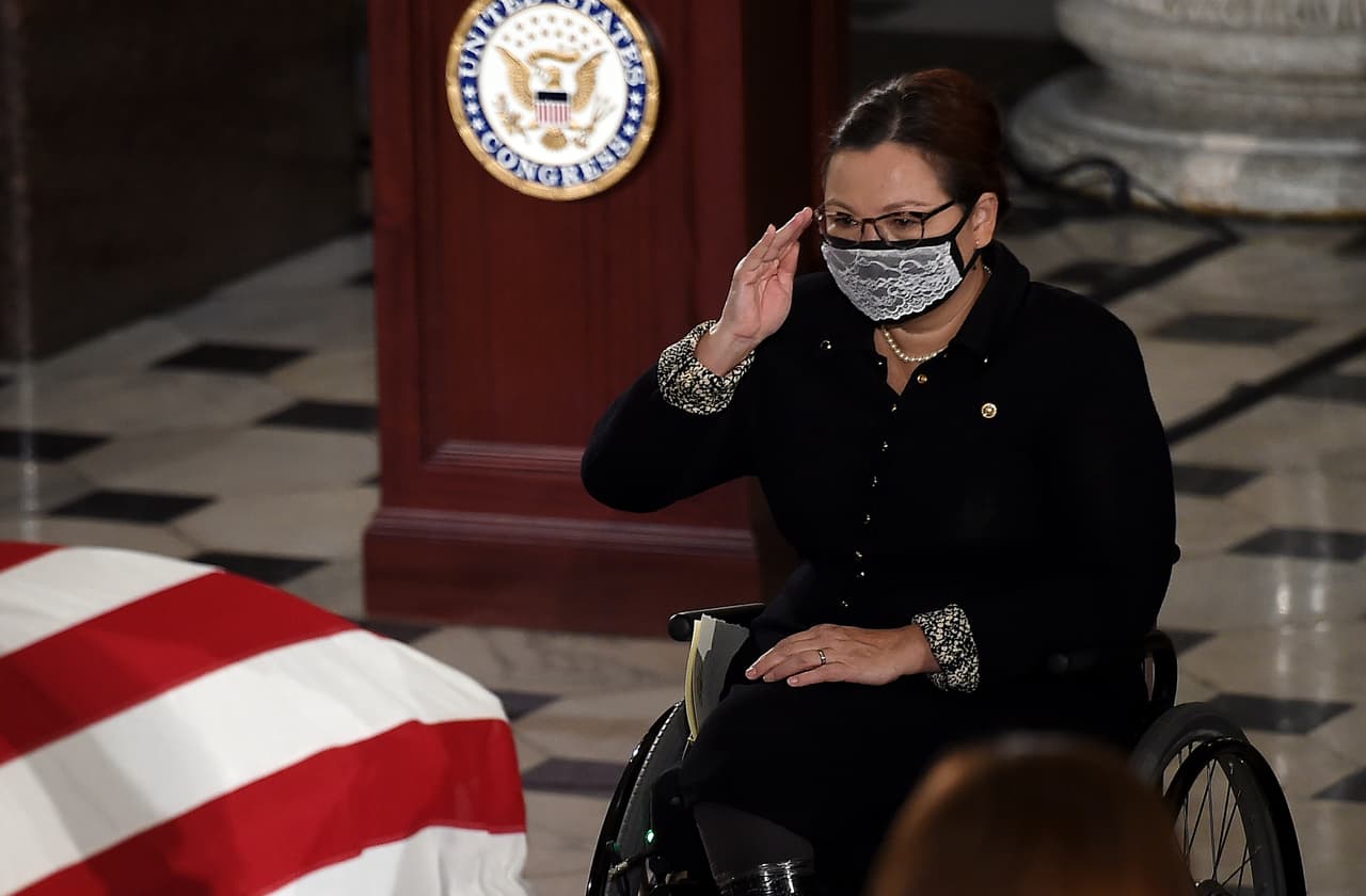 Tammy Duckworth, senadora demócrata por Illinois, da un saludo de despedia a la magistrada.