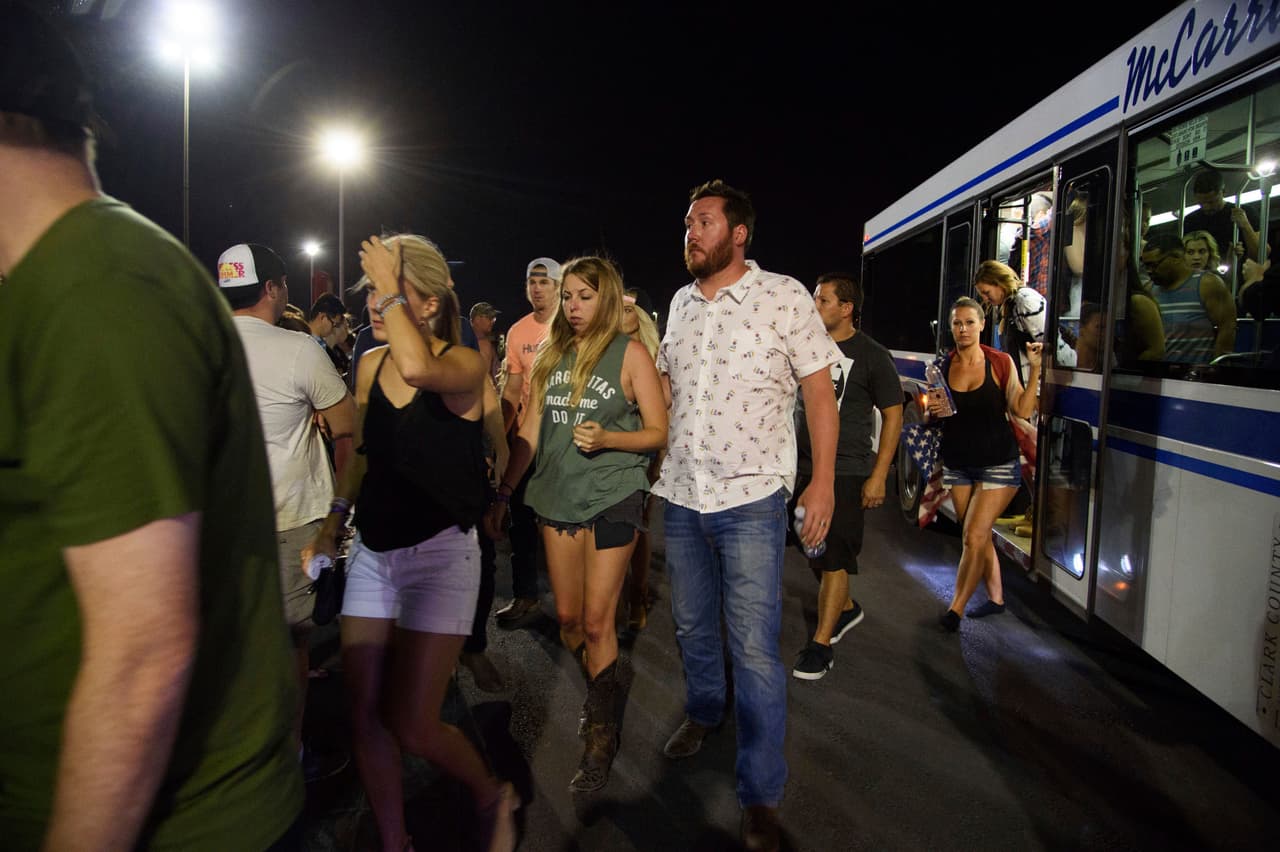 <b>Qué hacer durante un tiroteo: </b>
<br>Corre y escapate, si es posible.
<br>Aléjate del pistolero.
<br>Deja tus pertenencias y aléjate.
<br>Ayude a otros a escapar, si es posible.
<br>Advierta y evita que las personas entren en un área donde el pistolero activo pueda estar.
<br>Llamea al 911 cuando estés segura y describe el pistolero, la ubicación y las armas que usa.