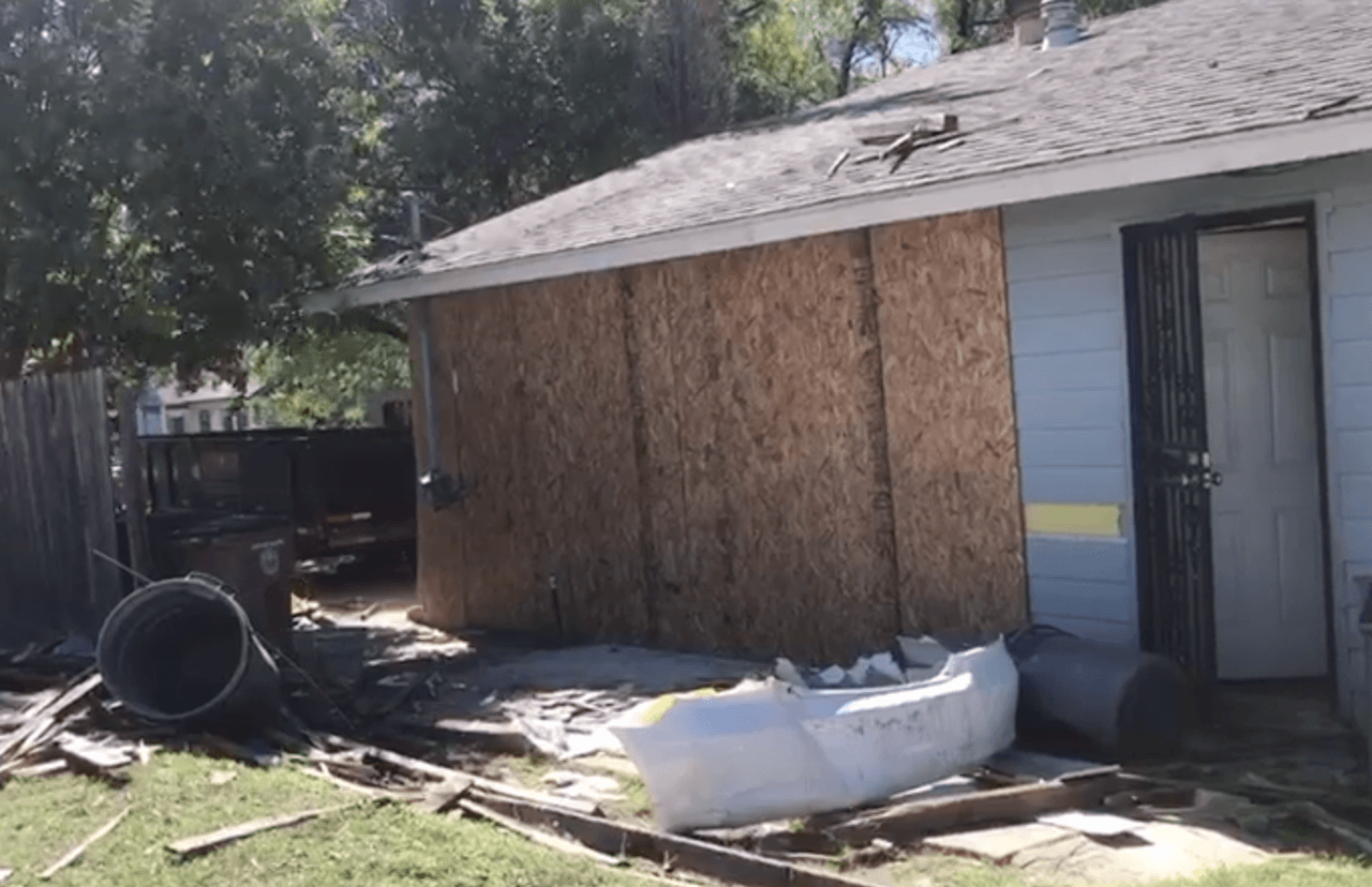 Según la policía de Austin, el automóvil no fue reportado como robado, por lo que rastrearán al propietario como parte de la investigación. Los funcionarios de Austin Fire dicen que el accidente causó daños estructurales a la casa.